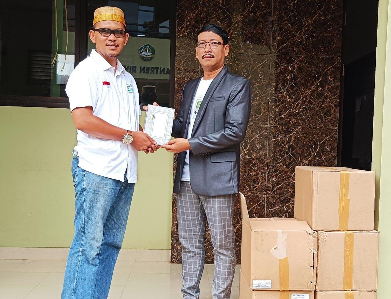 YMSML Wakafkan Ratusan Alquran ke Pesantren Riyadhul Huda Bogor